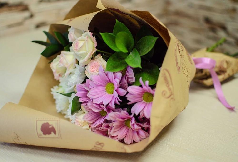 Букет улыбка в Междуреченске Букет цветов из: Розы и Хризантемы в Междуреченске