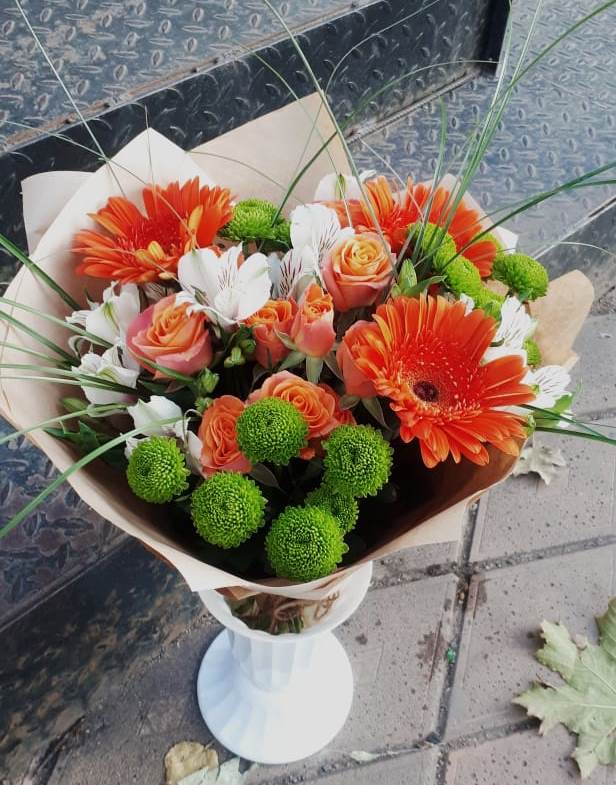 Букет огненно-рыжий в Междуреченске Букет цветов из: Герберы, Хризантемы, Альстромерии и Розы в Междуреченске