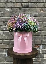 Композиция Яркие эмоции в Междуреченске Цветочная композиция из Гипсофила и Розы в шляпной коробке в Междуреченске