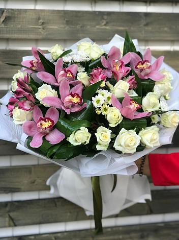 Букет цветов из: Розы и Хризантемы в Междуреченске