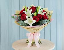 Букет Элегантная гармония в Междуреченске Букет цветов из:  Лилии и Розы в Междуреченске