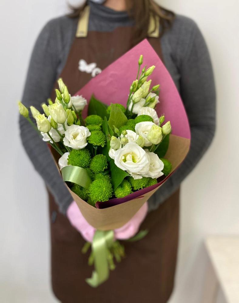 Букет морозный день в Междуреченске Букет цветов из: Хризантемы и Лизиантусы в Междуреченске