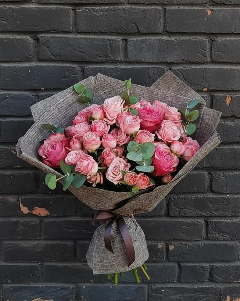 Букет розы в пальмах в Междуреченске Букет цветов из: Розы в Междуреченске