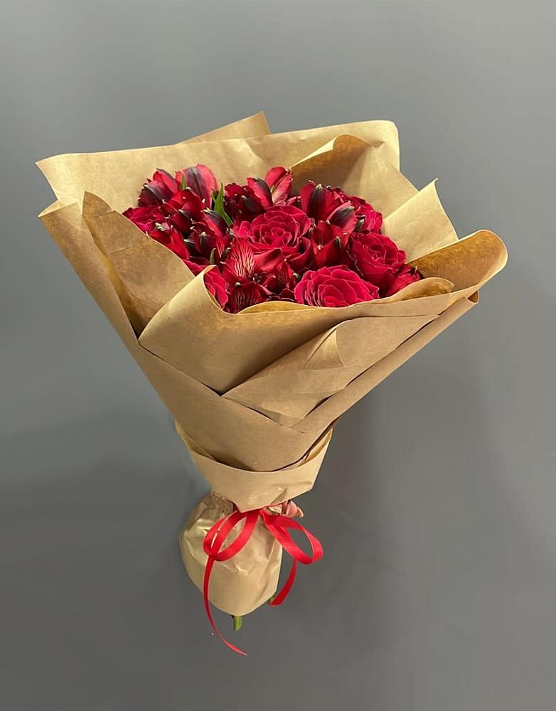 Букет прекрасной женщине в Междуреченске Букет цветов из: Альстромерии и Розы в Междуреченске