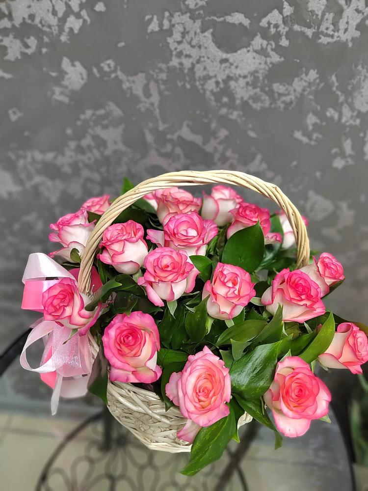 Композиция французская провинция в Междуреченске Цветочная композиция из Розы в корзине в Междуреченске