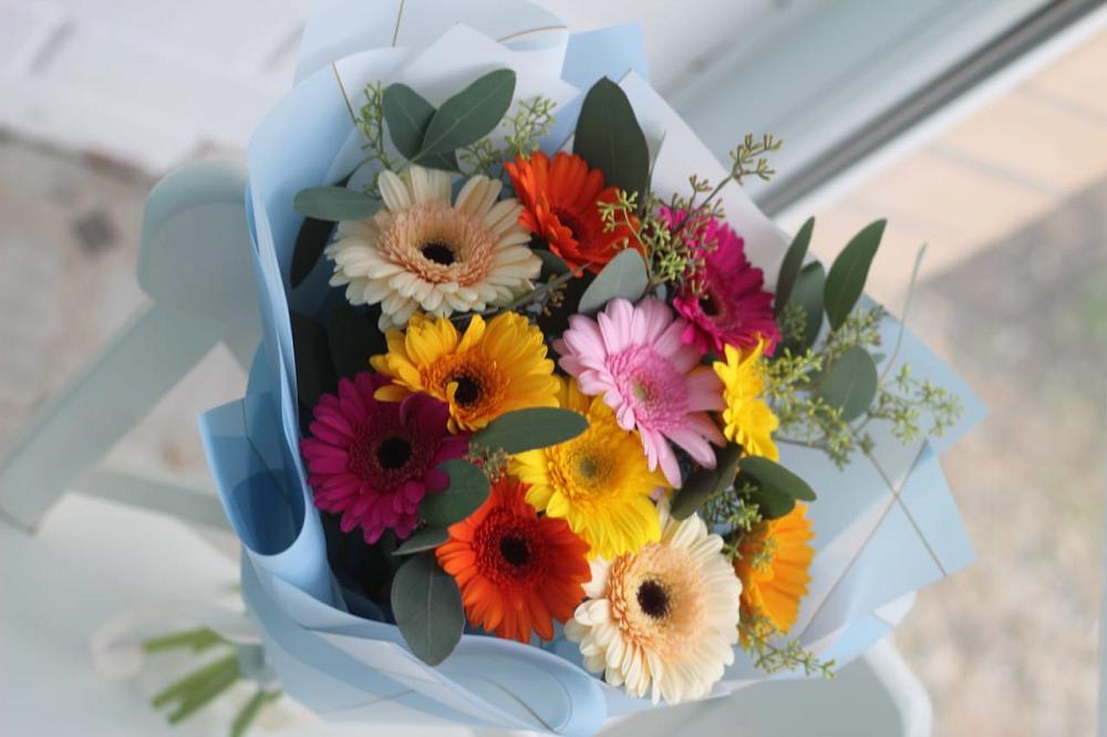 Букет мини герберы в Междуреченске Букет цветов из: Герберы в Междуреченске