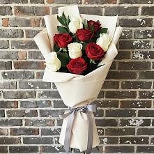 Букет красно-белые розы в Междуреченске Букет цветов из:  Розы в Междуреченске