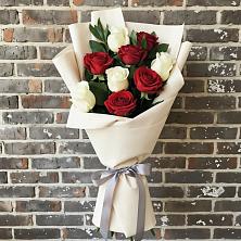 Букет красно-белые розы в Междуреченске Букет цветов из:  Розы в Междуреченске