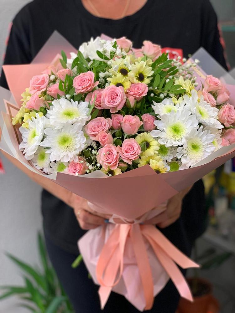 Букет юношеские грезы в Междуреченске Букет цветов из: Розы и Хризантемы в Междуреченске