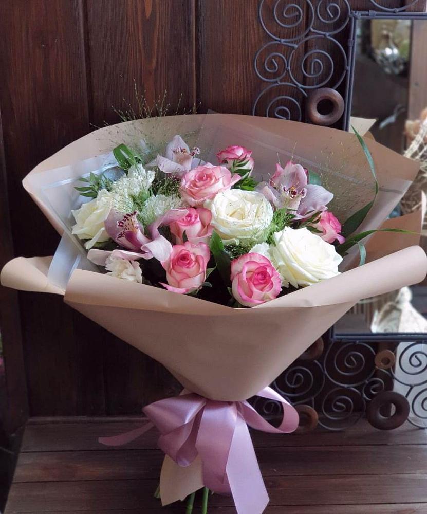 Букет майское утро в Междуреченске Букет цветов из: Гвоздики, Орхидеи, Розы и Хризантемы в Междуреченске