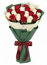 Микс из красных и белых роз в Междуреченске Букет Микс из красных и белых роз в Междуреченске