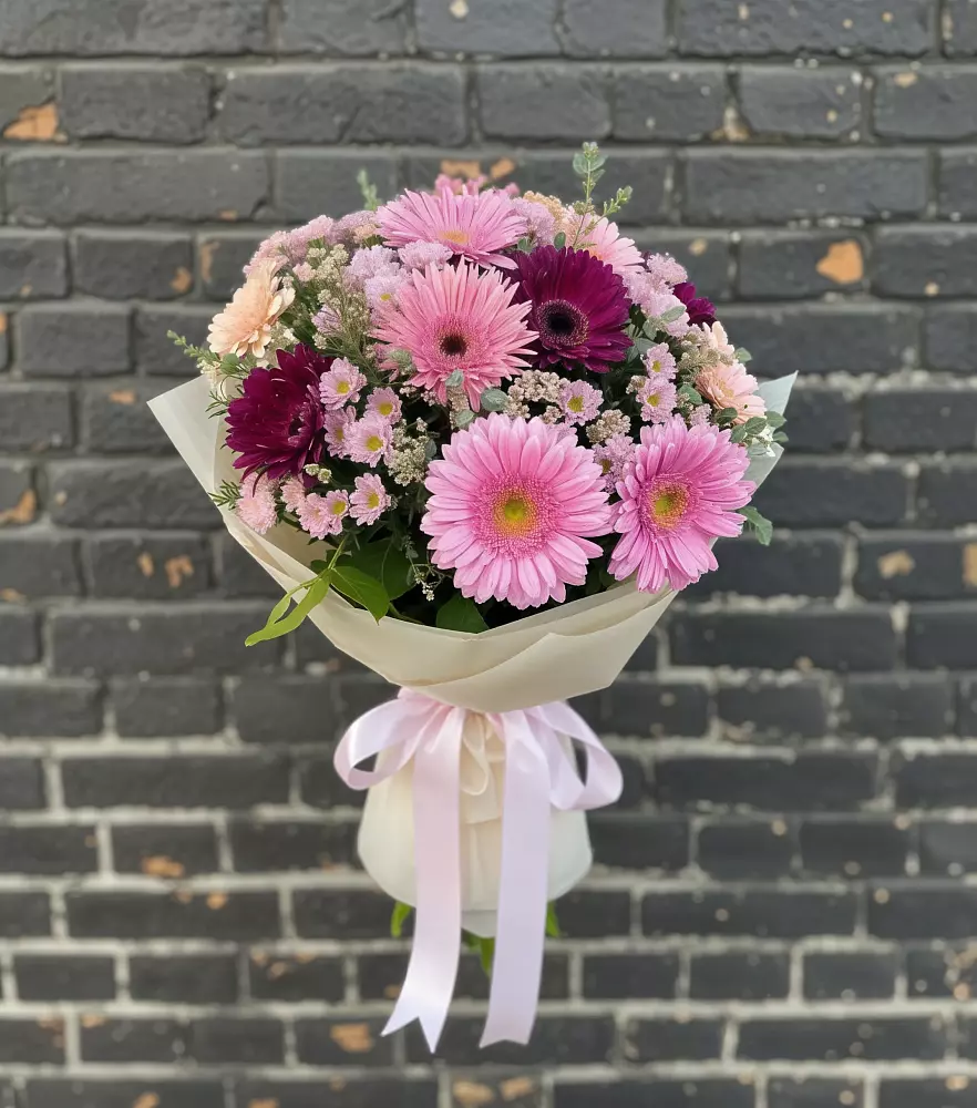 Букет яркие краски в Междуреченске Букет цветов из: Герберы и Хризантемы в Междуреченске