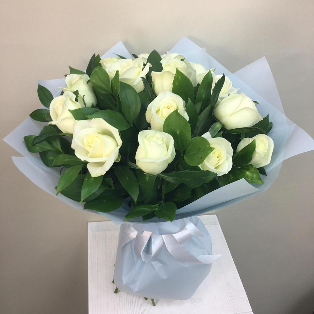 15 Белых роз Проуд в Междуреченске Букет 15 Белых роз Проуд в Междуреченске