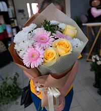 Букет цветов из:  Герберы, Розы и Хризантемы в Междуреченске
