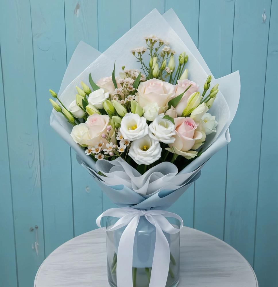 Букет очаровательный аромат в Междуреченске Букет цветов из: Розы и Лизиантусы в Междуреченске