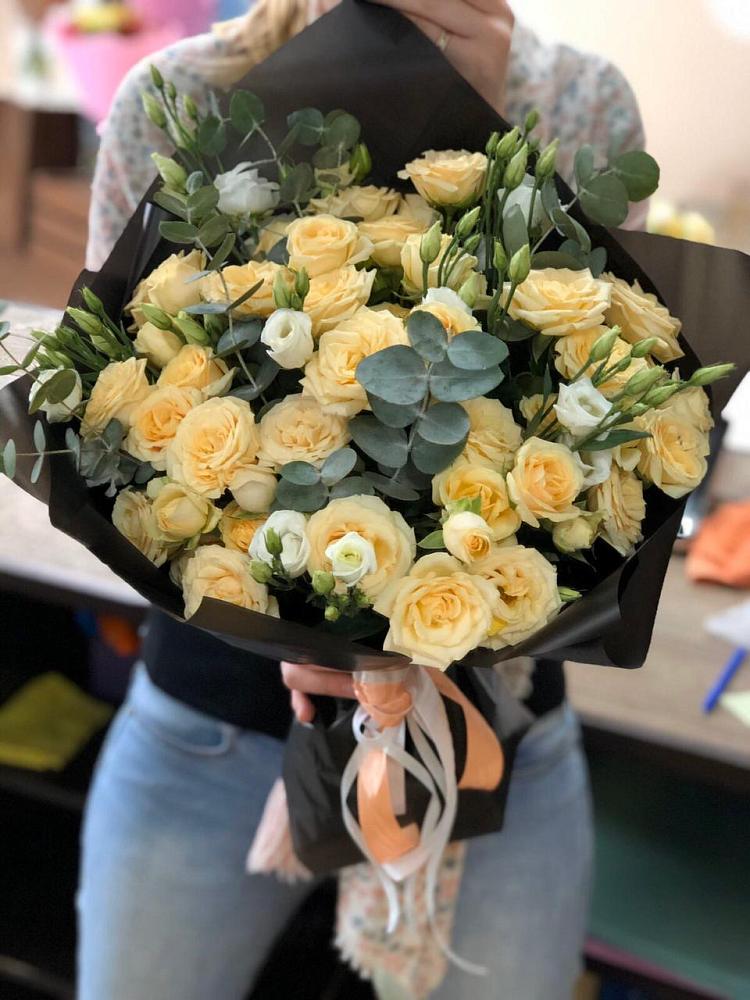 Букет птица счастья в Междуреченске Букет цветов из: Розы и Лизиантусы в Междуреченске