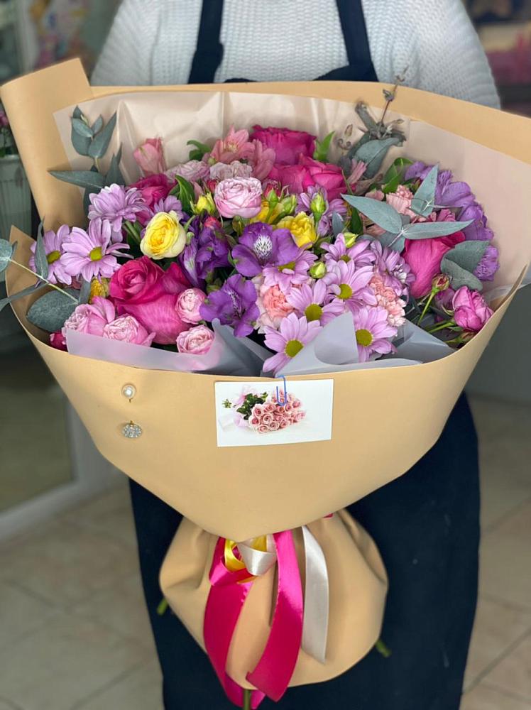 Букет вдохновленный любовью в Междуреченске Букет цветов из: Хризантемы, Гвоздики и Альстромерии в Междуреченске