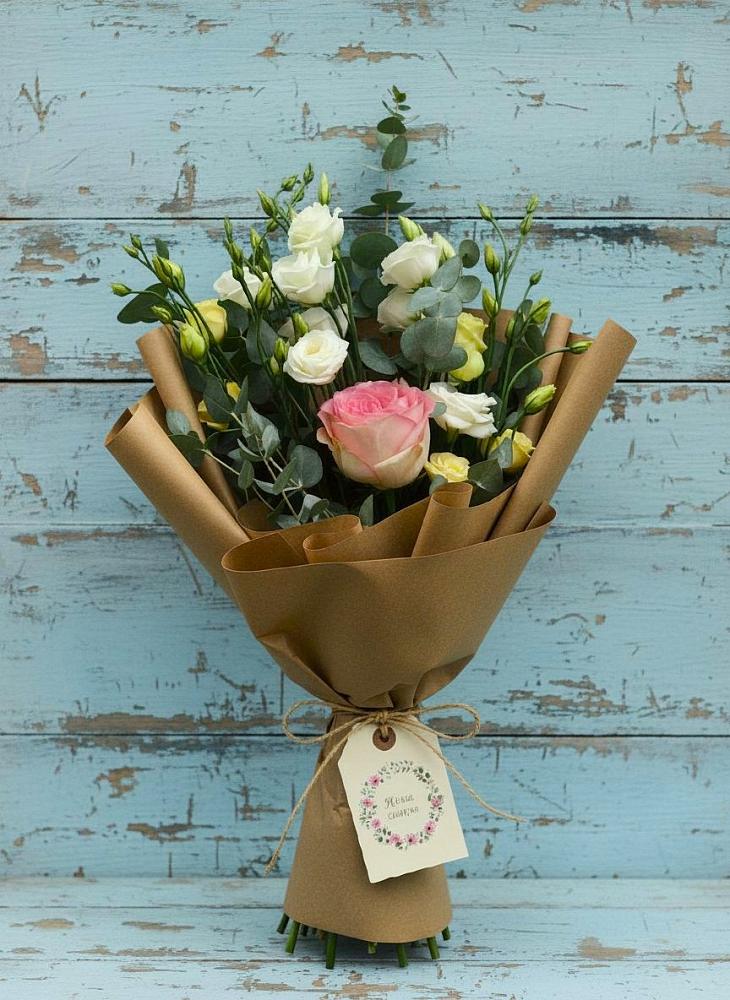 Букет нежный привет в Междуреченске Букет цветов из: Розы и Лизиантусы в Междуреченске