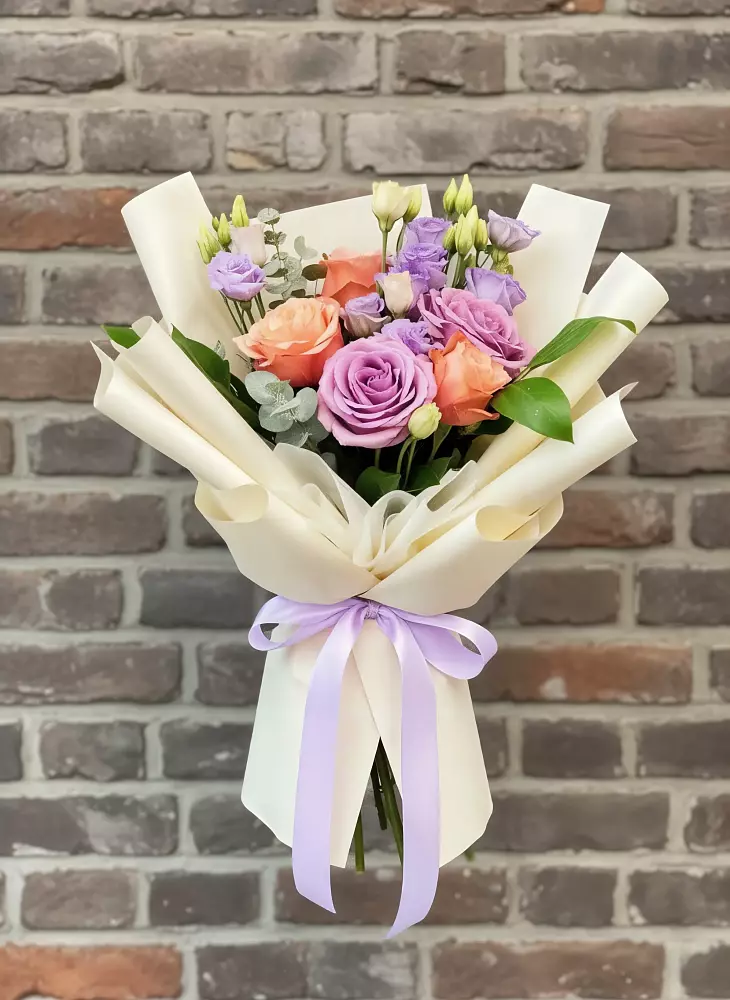 Букет цветочные ноты в Междуреченске Букет цветов из: Лизиантусы и Розы в Междуреченске