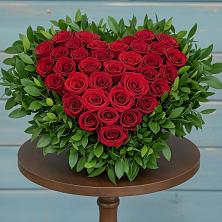 Композиция Сердце в любви в Междуреченске Цветочная композиция из Розы в виде сердца в Междуреченске