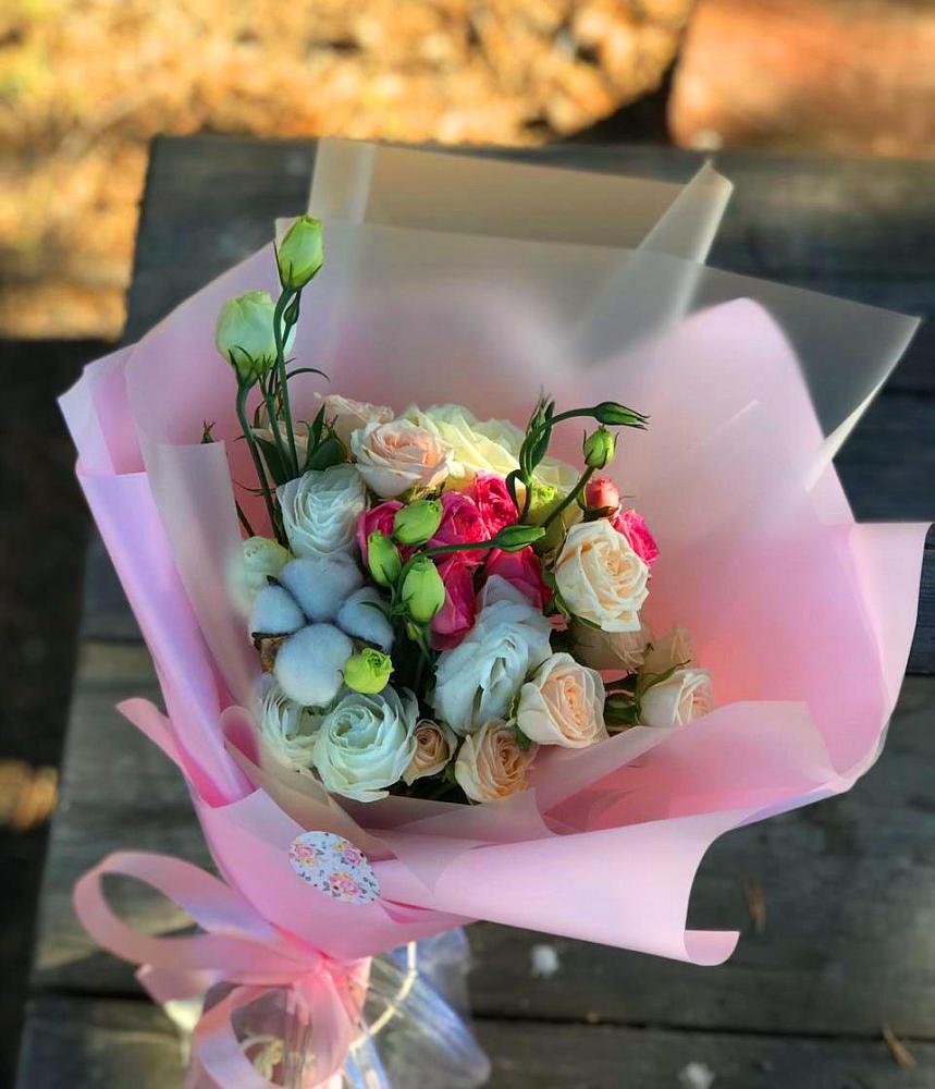 Букет цветочный коктейль в Междуреченске Букет цветов из: Розы и Лизиантусы в Междуреченске