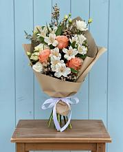 Букет яркий комплимент в Междуреченске Букет цветов из:  Альстромерии, Лизиантусы, Розы и Хризантемы в Междуреченске