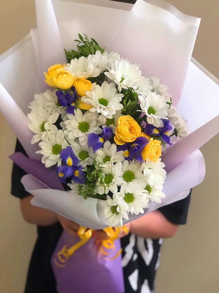 Букет солнечный привет в Междуреченске Букет цветов из: Ирисы, Хризантемы и Розы в Междуреченске