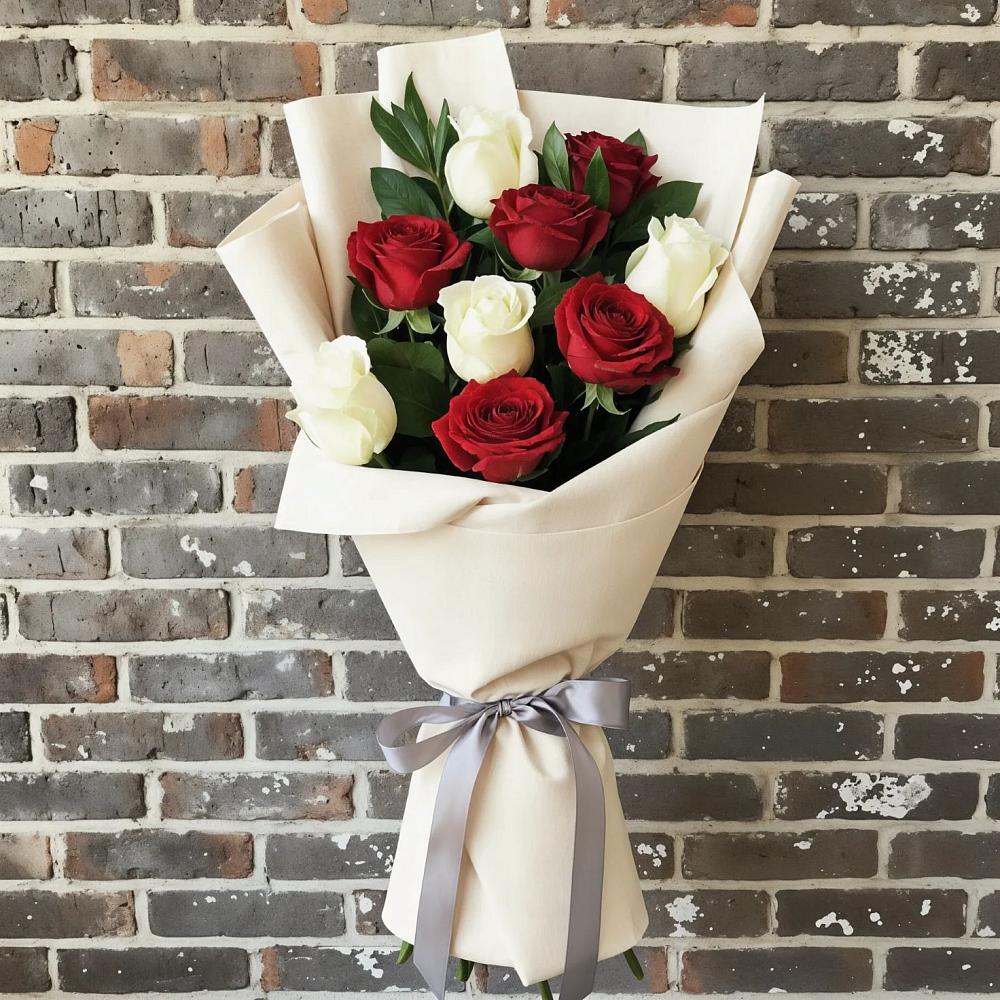 Букет красно-белые розы в Междуреченске Букет цветов из: Розы в Междуреченске