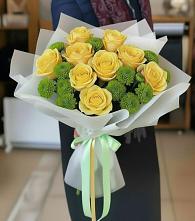 Букет сочно-зеленый в Междуреченске Букет цветов из:  Хризантемы и Розы в Междуреченске