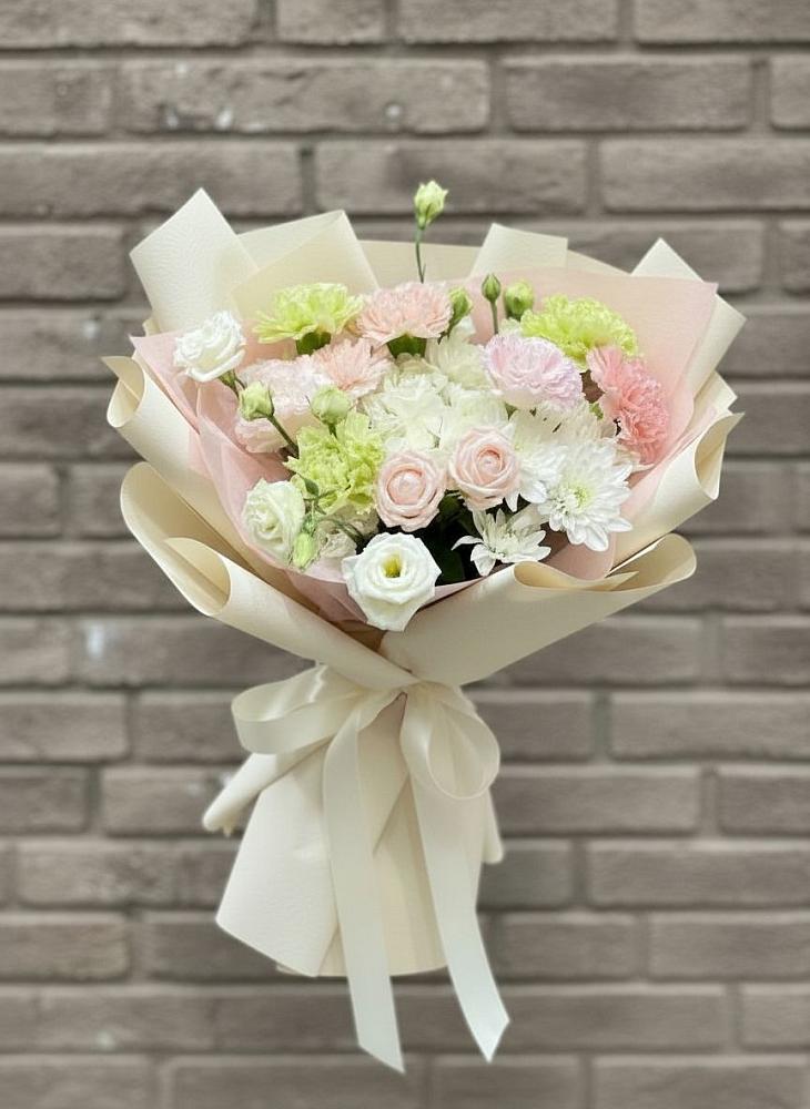 Букет Трепет мечты в Междуреченске Букет цветов из: Гвоздики, Розы, Лизиантусы и Хризантемы в Междуреченске