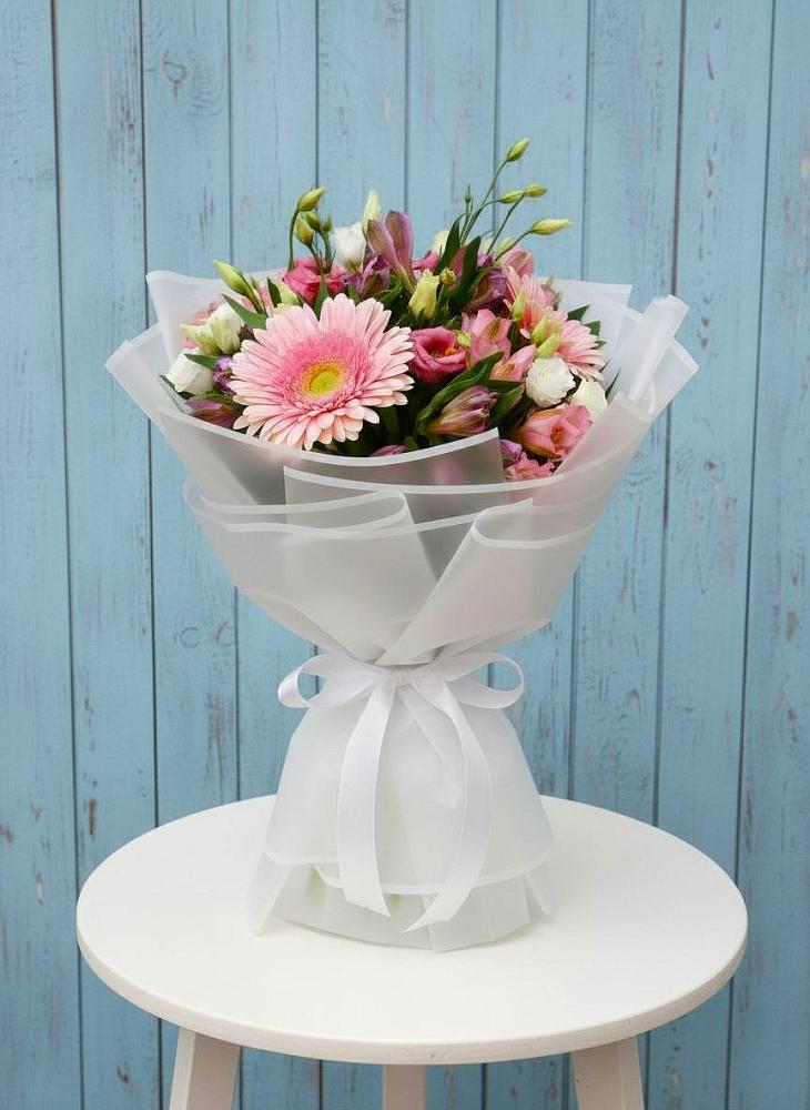 Букет прохладный бриз в Междуреченске Букет цветов из: Герберы, Альстромерии и Лизиантусы в Междуреченске