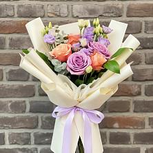 Букет цветочные ноты в Междуреченске Букет цветов из:  Лизиантусы и Розы в Междуреченске