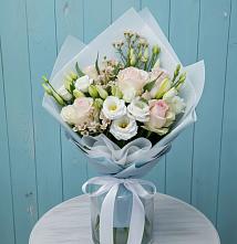 Букет очаровательный аромат в Междуреченске Букет цветов из:  Розы и Лизиантусы в Междуреченске