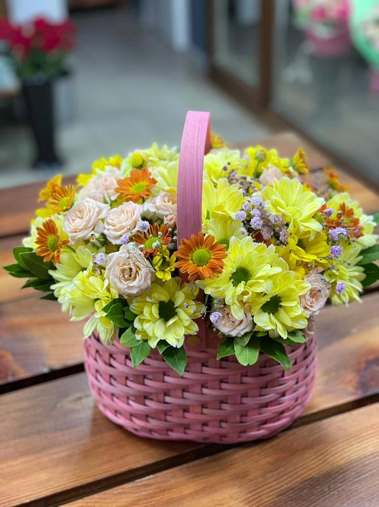 Композиция цветы лета в Междуреченске Цветочная композиция из Хризантемы и Розы в корзине в Междуреченске