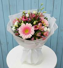 Букет прохладный бриз в Междуреченске Букет цветов из:  Герберы, Альстромерии и Лизиантусы в Междуреченске