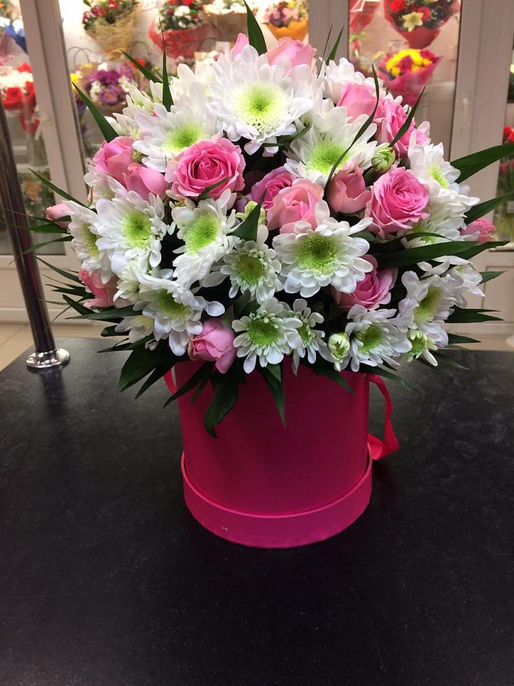 Композиция грация в Междуреченске Цветочная композиция из Розы и Хризантемы в шляпной коробке в Междуреченске