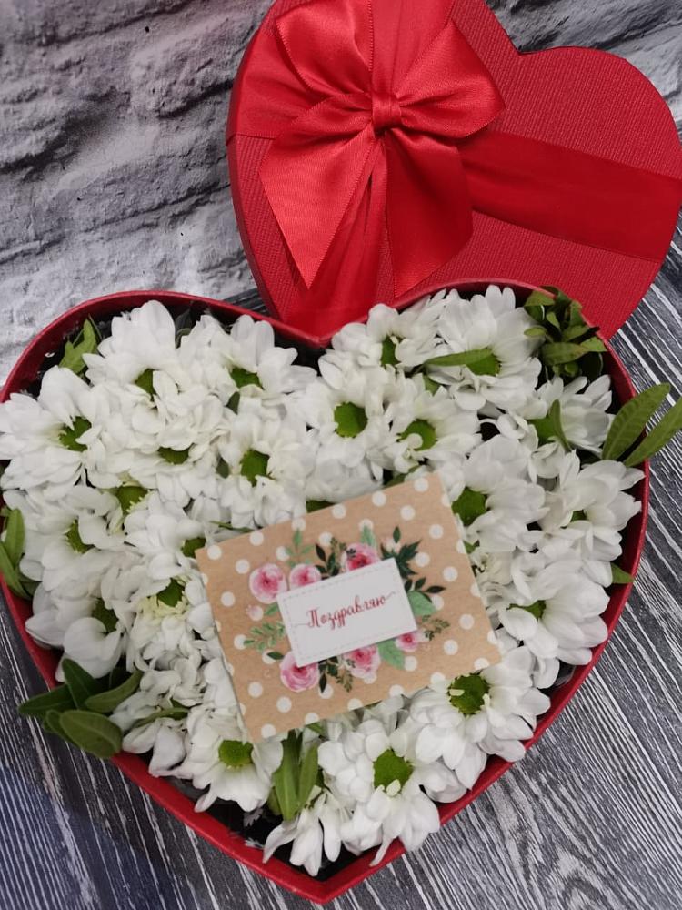 Композиция сплетение судьбы в Междуреченске Цветочная композиция из Хризантемы в виде сердца в Междуреченске