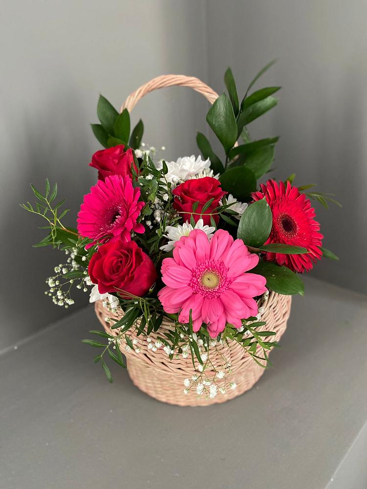 Композиция радостное событие в Междуреченске Цветочная композиция из Розы, Хризантемы и Герберы в корзине в Междуреченске