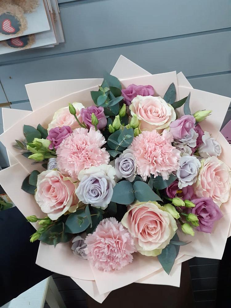 Букет обаятельный в Междуреченске Букет цветов из: Розы, Гвоздики и Лизиантусы в Междуреченске