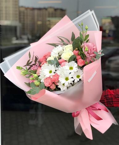 Букет цветов из: Розы, Лизиантусы и Хризантемы в Междуреченске