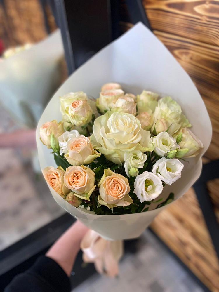 Букет Летний бриз в Междуреченске Букет цветов из: Розы и Лизиантусы в Междуреченске