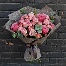 Букет розы в пальмах в Междуреченске Букет цветов из:  Розы в Междуреченске