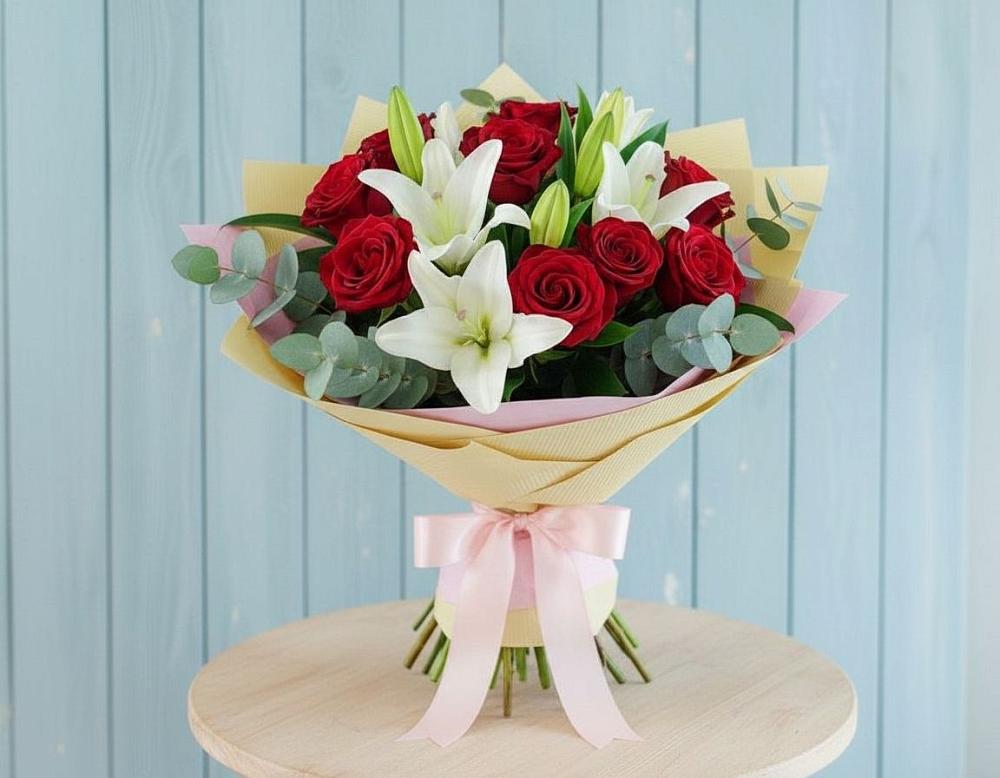 Букет Элегантная гармония в Междуреченске Букет цветов из: Лилии и Розы в Междуреченске